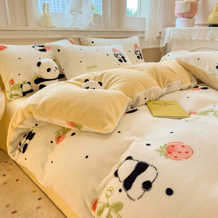 91家纺网 家纺一手货源 找家纺 摩妮卡 2025新款小清新牛奶绒印花四件套床单款床笠单被套-场景1 草莓熊猫