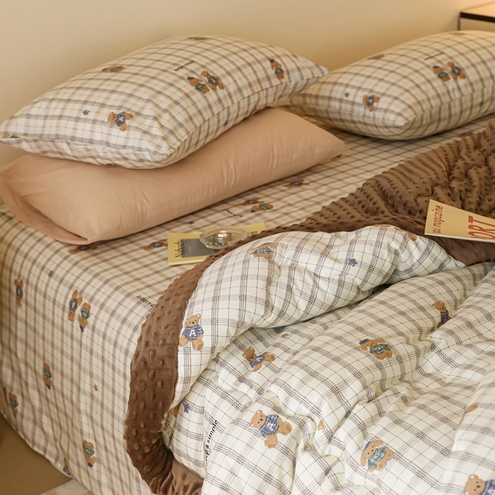 91家纺网 家纺一手货源 找家纺 星期八 2024新款复古碎花全棉豆豆被 格子熊