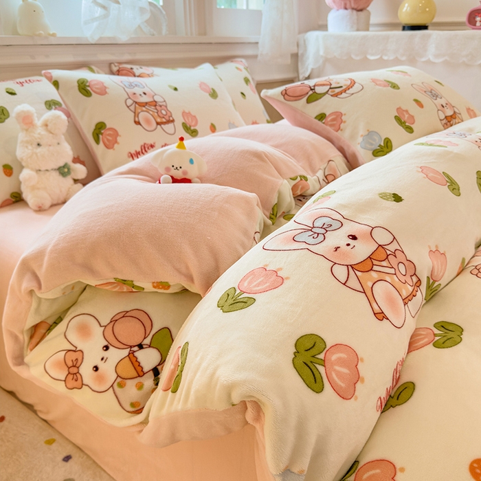 91家纺网 家纺一手货源 找家纺 摩妮卡 2025新款小清新牛奶绒印花四件套床单款床笠单被套-场景1 早安兔