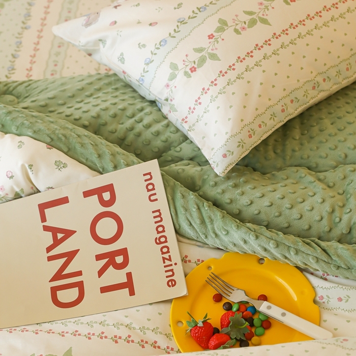 91家纺网 家纺一手货源 找家纺 星期八 2024新款复古碎花全棉豆豆被 绿茵小兔