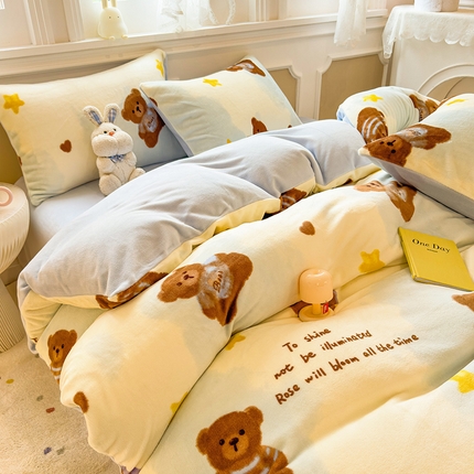 91家纺网 家纺一手货源 找家纺 （总）摩妮卡 2025新款小清新牛奶绒印花四件套床单款床笠单被套-场景1