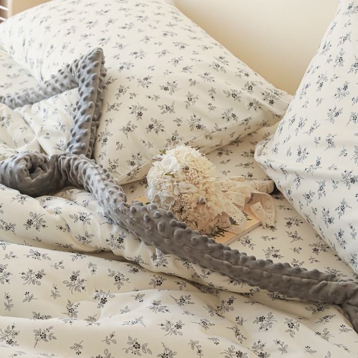 91家纺网 家纺一手货源 找家纺 星期八 2024新款复古碎花全棉豆豆被 雀梅