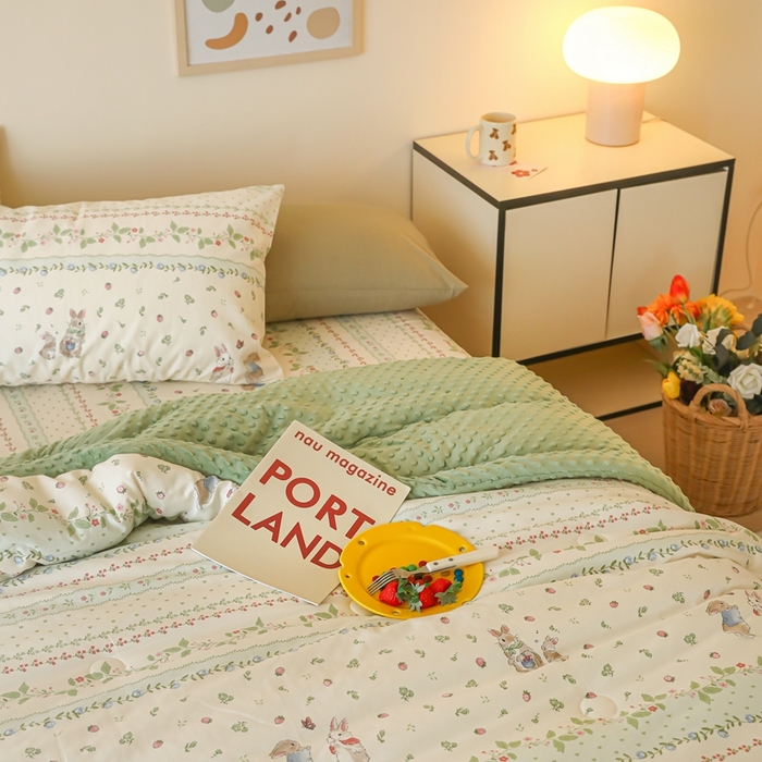 91家纺网 家纺一手货源 找家纺 星期八 2024新款复古碎花全棉豆豆被 绿茵小兔