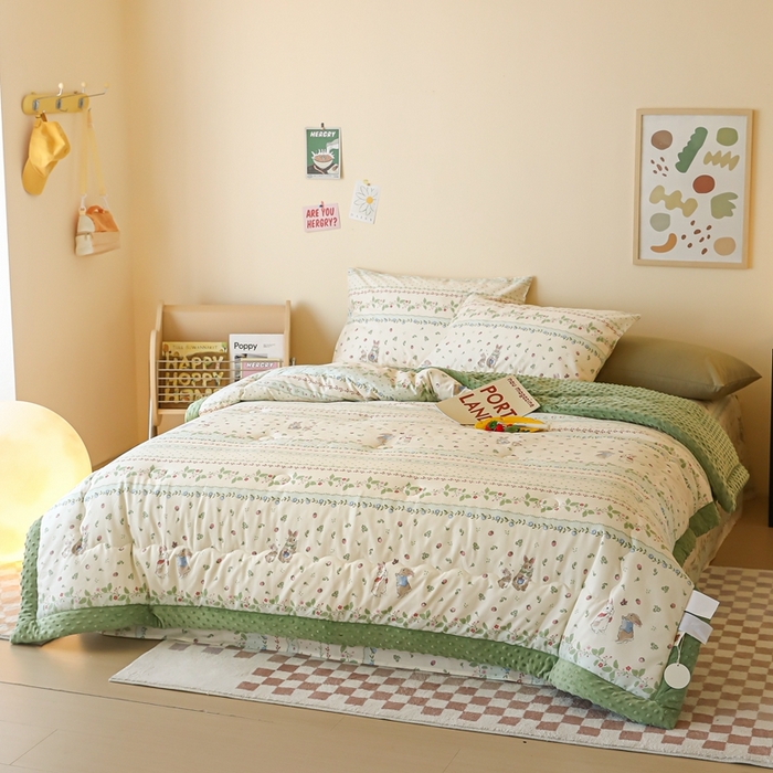 91家纺网 家纺一手货源 找家纺 星期八 2024新款复古碎花全棉豆豆被 绿茵小兔