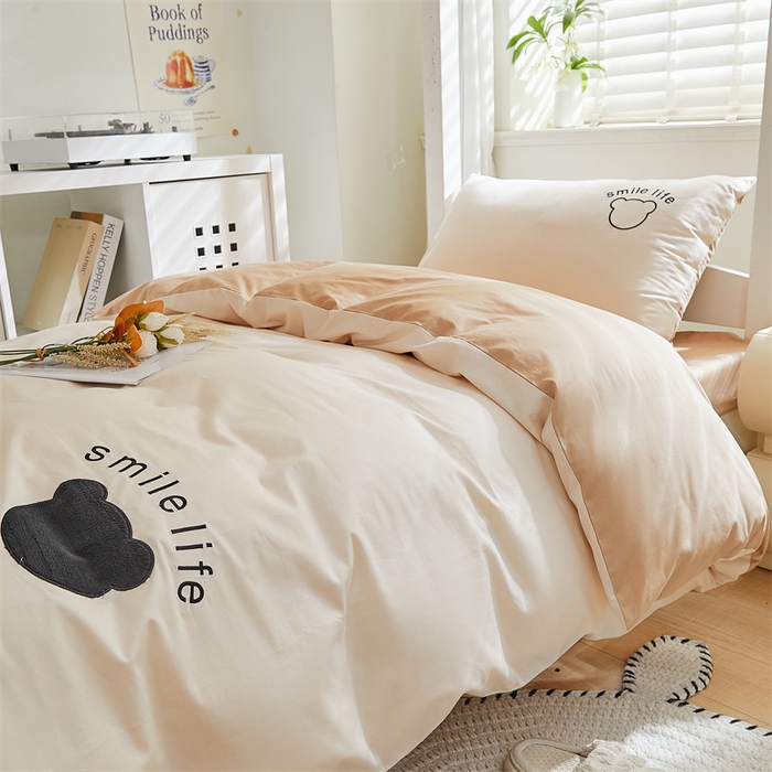 91家纺网 家纺一手货源 找家纺 慕色家纺 2024新款全棉学生宿舍三件套家用刺绣四件套 布朗熊-奶昔白+奶茶