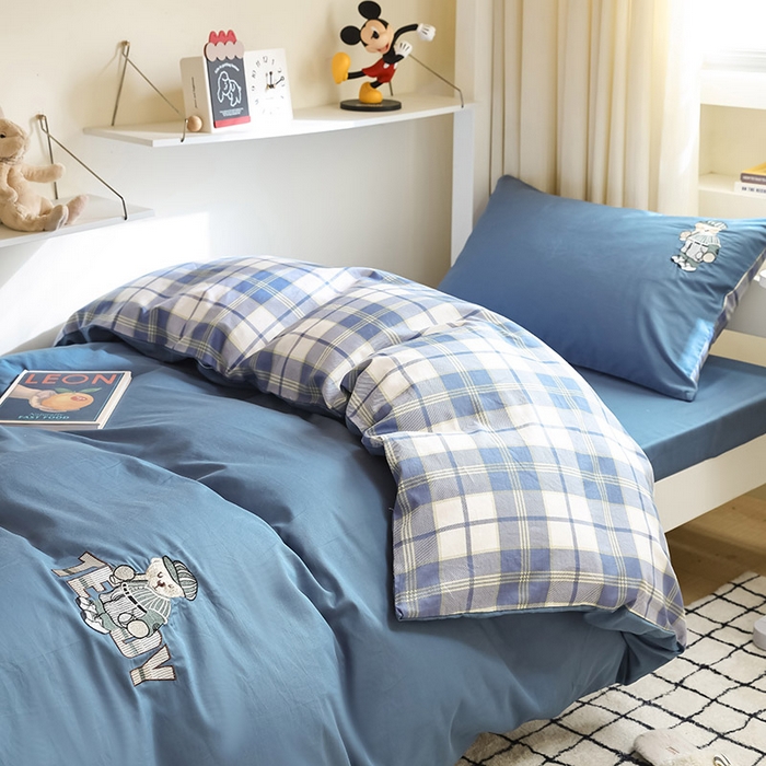 91家纺网 家纺一手货源 找家纺 2025新款全棉刺绣亲肤学生款套件-小熊 小熊-宾利蓝