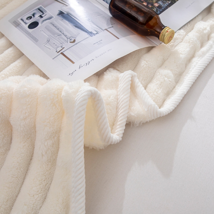 91家纺网 家纺一手货源 找家纺 来菲毛毯 2025新款北欧四季款大抽条盖毯纯色简约办公室午睡毛毯 米白