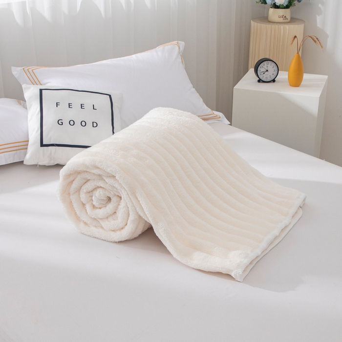 91家纺网 家纺一手货源 找家纺 来菲毛毯 2025新款北欧四季款大抽条盖毯纯色简约办公室午睡毛毯 米白