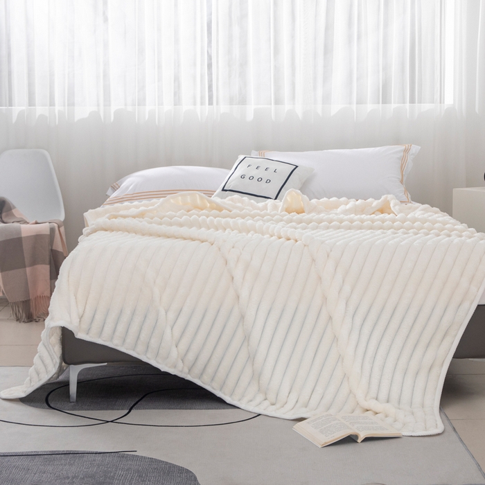 91家纺网 家纺一手货源 找家纺 来菲毛毯 2025新款北欧四季款大抽条盖毯纯色简约办公室午睡毛毯 米白