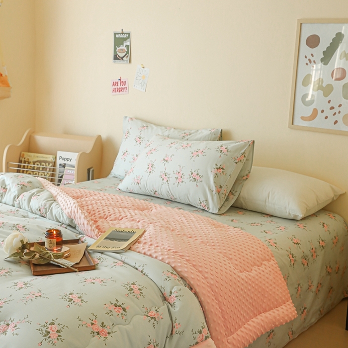 91家纺网 家纺一手货源 找家纺 星期八 2024新款复古碎花全棉豆豆被 风信子