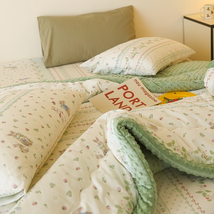 91家纺网 家纺一手货源 找家纺 星期八 2024新款复古碎花全棉豆豆被 绿茵小兔