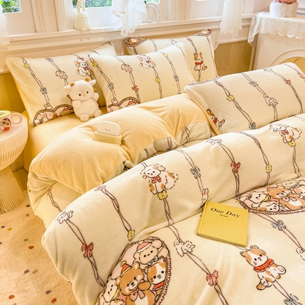 91家纺网 家纺一手货源 找家纺 （总）摩妮卡 2025新款小清新牛奶绒印花四件套床单款床笠单被套-场景1