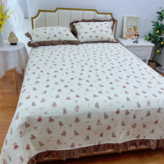 91家纺网 家纺一手货源 找家纺 暖居 2024新款A类双层纱全棉床盖三件套防滑不跑床绗缝加厚纯棉床单 熊仔派对