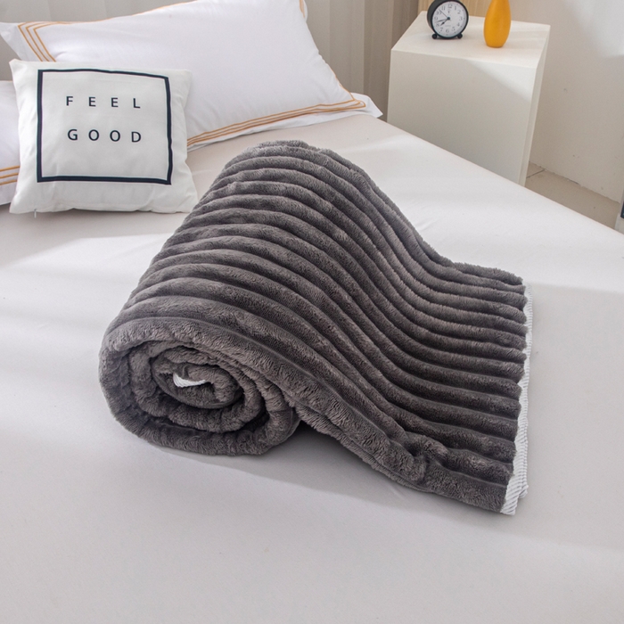 91家纺网 家纺一手货源 找家纺 来菲毛毯 2025新款北欧四季款大抽条盖毯纯色简约办公室午睡毛毯 浅灰