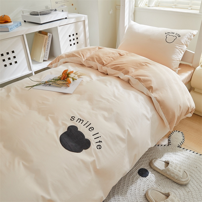 91家纺网 家纺一手货源 找家纺 慕色家纺 2024新款全棉学生宿舍三件套家用刺绣四件套 布朗熊-奶昔白+奶茶