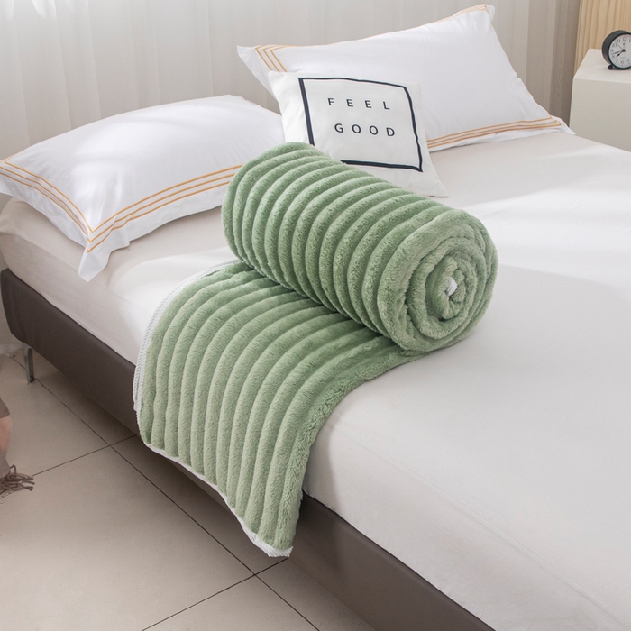 91家纺网 家纺一手货源 找家纺 来菲毛毯 2025新款北欧四季款大抽条盖毯纯色简约办公室午睡毛毯 草绿