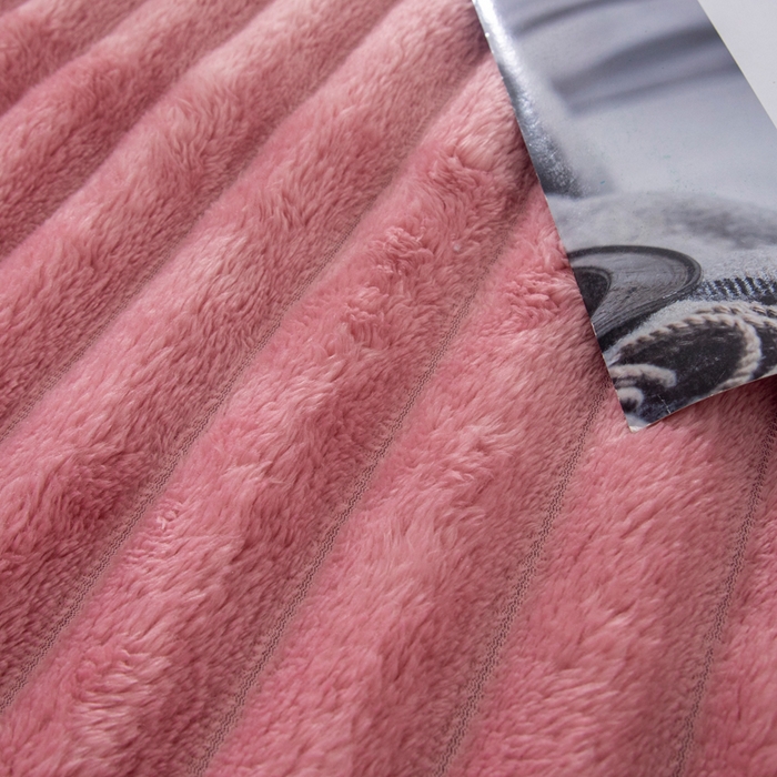 91家纺网 家纺一手货源 找家纺 来菲毛毯 2025新款北欧四季款大抽条盖毯纯色简约办公室午睡毛毯 西瓜红