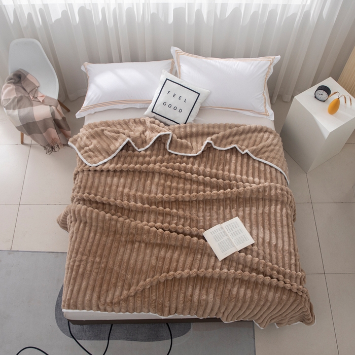 91家纺网 家纺一手货源 找家纺 来菲毛毯 2025新款北欧四季款大抽条盖毯纯色简约办公室午睡毛毯 浅咖