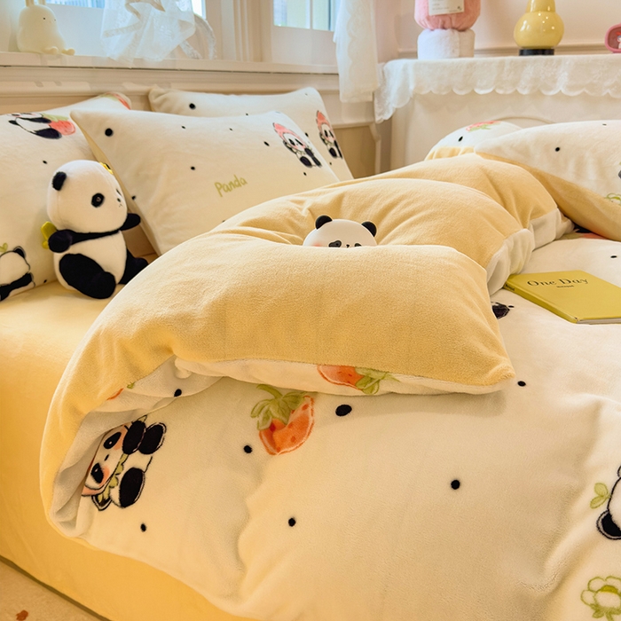 91家纺网 家纺一手货源 找家纺 摩妮卡 2025新款小清新牛奶绒印花四件套床单款床笠单被套-场景1 草莓熊猫