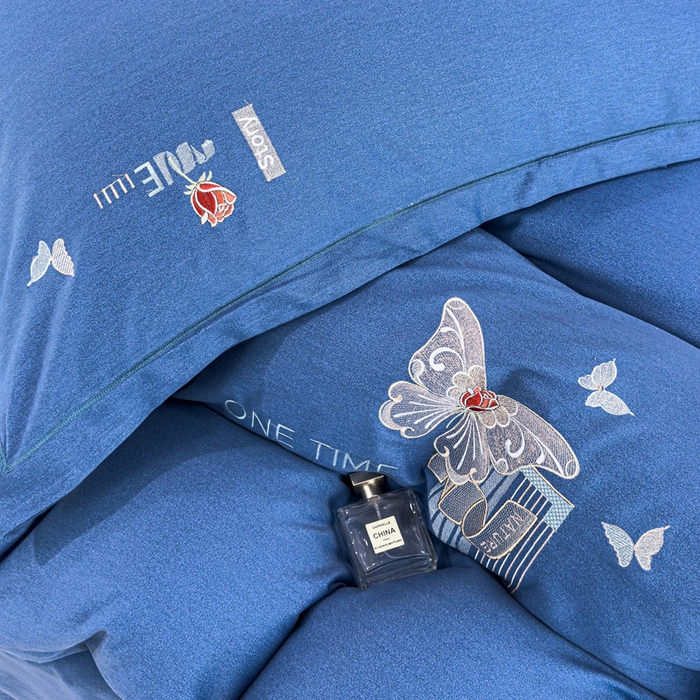 91家纺网 家纺一手货源 找家纺 U品汇 2024新品生态加厚长绒棉纯棉绣花全棉磨毛刺绣四件套直播 蝶恋花-牛仔蓝