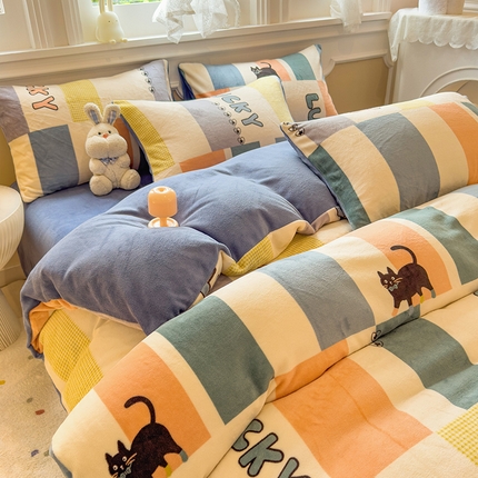 91家纺网 家纺一手货源 找家纺 摩妮卡 2025新款小清新牛奶绒印花四件套床单款床笠单被套-场景1 幸运喵