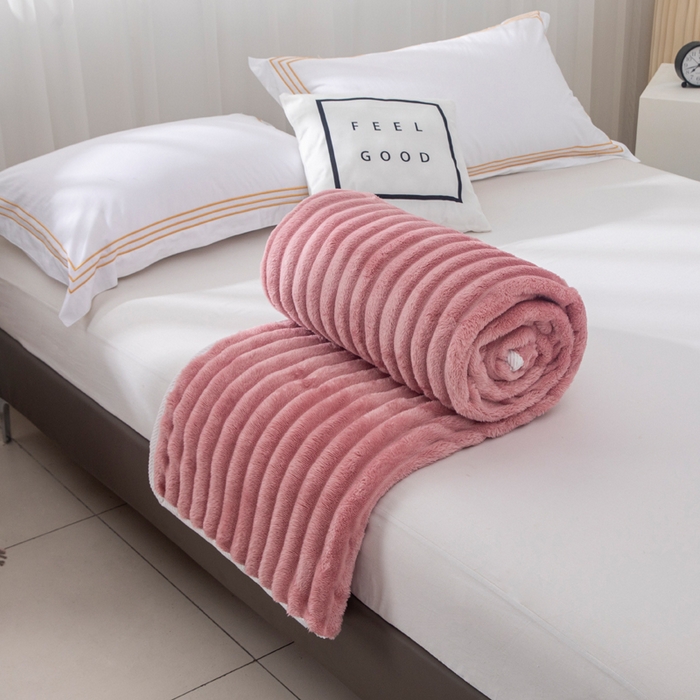 91家纺网 家纺一手货源 找家纺 来菲毛毯 2025新款北欧四季款大抽条盖毯纯色简约办公室午睡毛毯 西瓜红