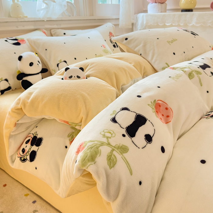 91家纺网 家纺一手货源 找家纺 摩妮卡 2025新款小清新牛奶绒印花四件套床单款床笠单被套-场景1 草莓熊猫