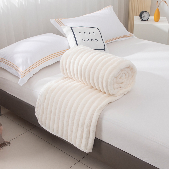 91家纺网 家纺一手货源 找家纺 来菲毛毯 2025新款北欧四季款大抽条盖毯纯色简约办公室午睡毛毯 米白