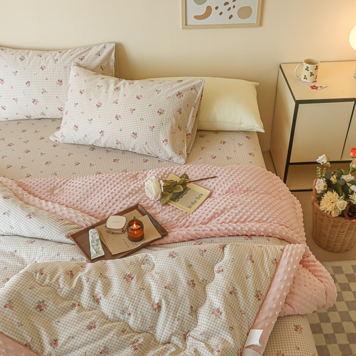 91家纺网 家纺一手货源 找家纺 星期八 2024新款复古碎花全棉豆豆被 玫瑰