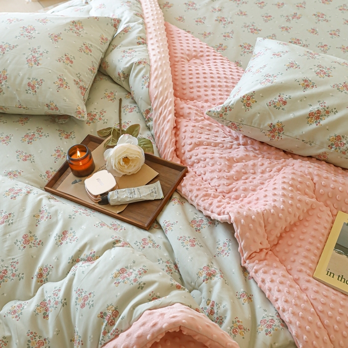 91家纺网 家纺一手货源 找家纺 星期八 2024新款复古碎花全棉豆豆被 风铃草