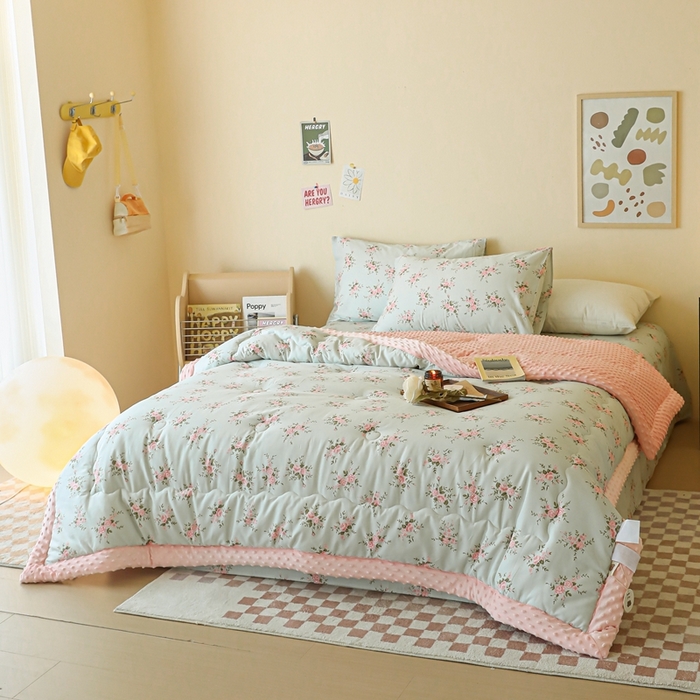 91家纺网 家纺一手货源 找家纺 星期八 2024新款复古碎花全棉豆豆被 风信子