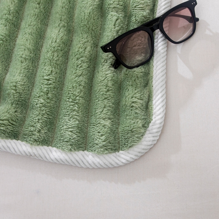 91家纺网 家纺一手货源 找家纺 来菲毛毯 2025新款北欧四季款大抽条盖毯纯色简约办公室午睡毛毯 草绿