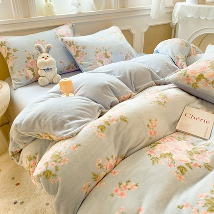 91家纺网 家纺一手货源 找家纺 （总）摩妮卡 2025新款小清新牛奶绒印花四件套床单款床笠单被套-场景1