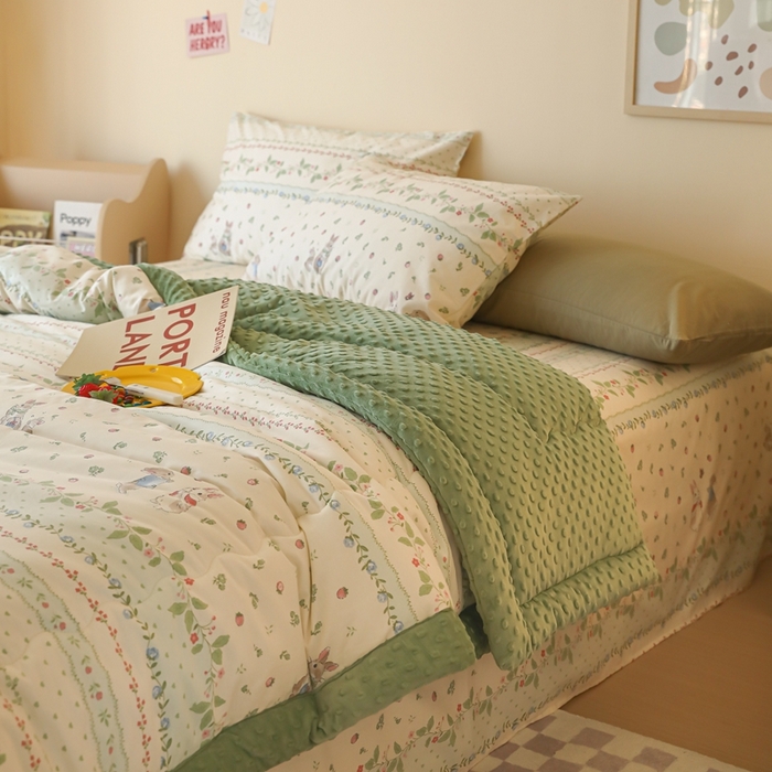 91家纺网 家纺一手货源 找家纺 星期八 2024新款复古碎花全棉豆豆被 绿茵小兔