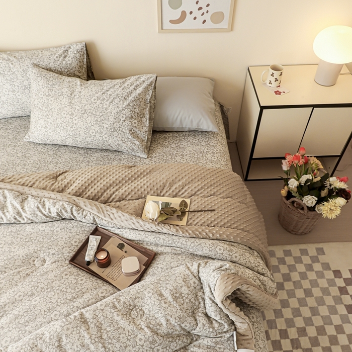 91家纺网 家纺一手货源 找家纺 星期八 2024新款复古碎花全棉豆豆被 芳华