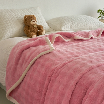 91家纺网 家纺一手货源 找家纺 2025新款300gsm舒适亲肤泡泡绒毛毯 樱花粉