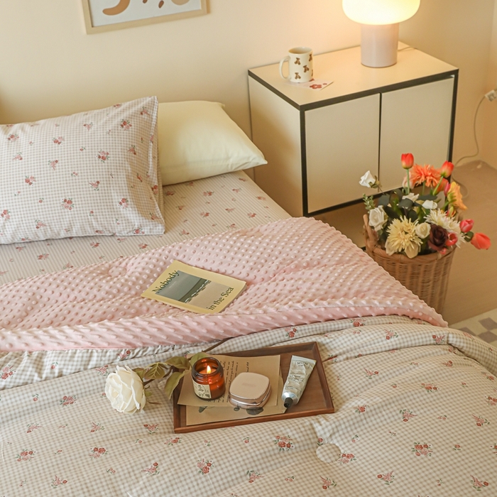 91家纺网 家纺一手货源 找家纺 星期八 2024新款复古碎花全棉豆豆被 玫瑰