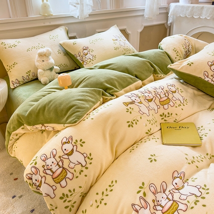 91家纺网 家纺一手货源 找家纺 摩妮卡 2025新款小清新牛奶绒印花四件套床单款床笠单被套-场景1 萌兔嘟