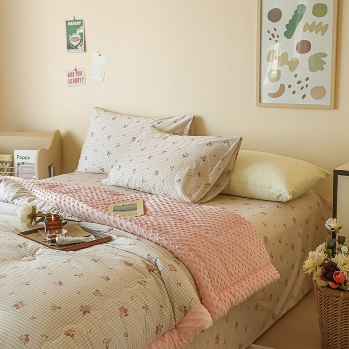 91家纺网 家纺一手货源 找家纺 星期八 2024新款复古碎花全棉豆豆被 玫瑰