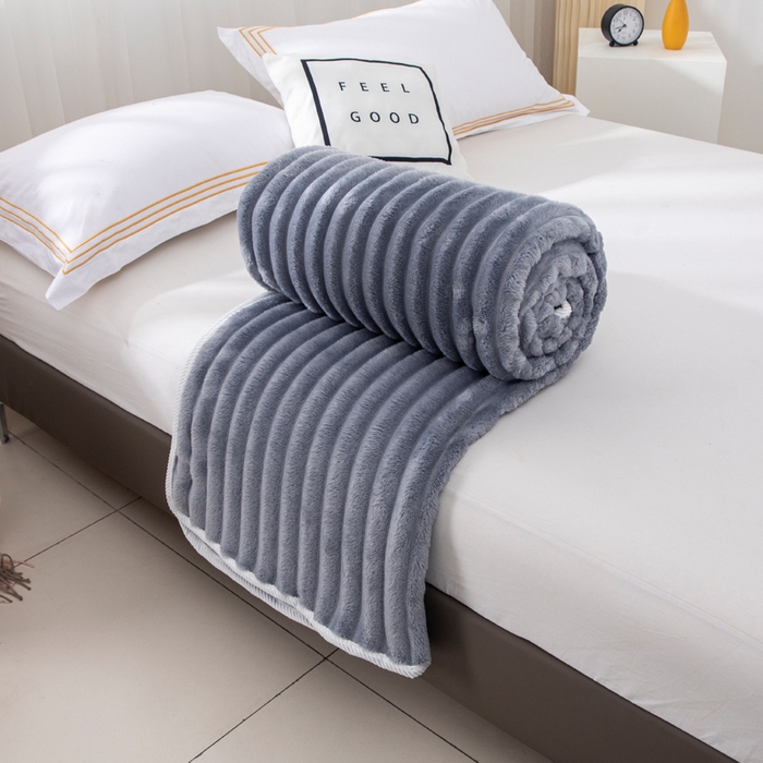 91家纺网 家纺一手货源 找家纺 来菲毛毯 2025新款北欧四季款大抽条盖毯纯色简约办公室午睡毛毯 蓝灰
