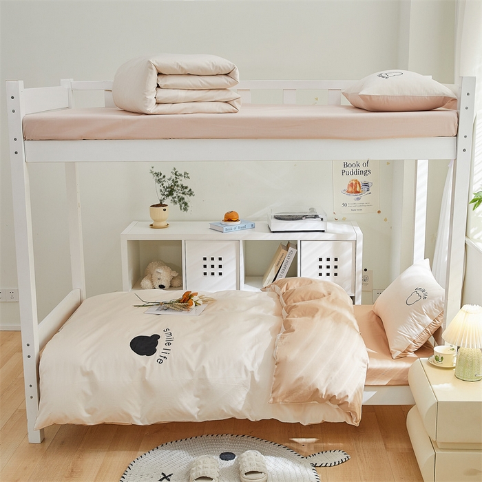 91家纺网 家纺一手货源 找家纺 慕色家纺 2024新款全棉学生宿舍三件套家用刺绣四件套 布朗熊-奶昔白+奶茶