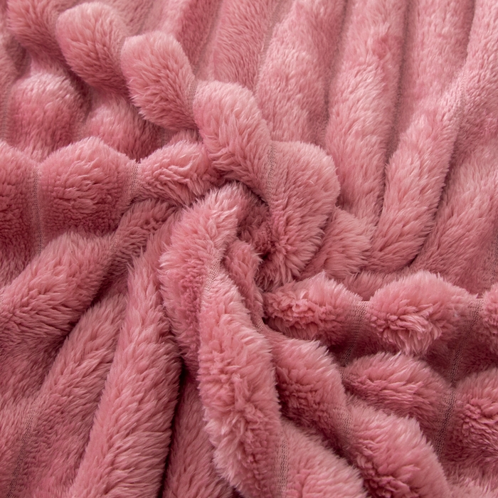 91家纺网 家纺一手货源 找家纺 来菲毛毯 2025新款北欧四季款大抽条盖毯纯色简约办公室午睡毛毯 西瓜红