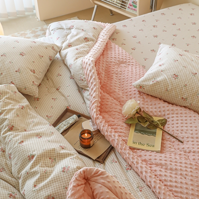 91家纺网 家纺一手货源 找家纺 星期八 2024新款复古碎花全棉豆豆被 玫瑰