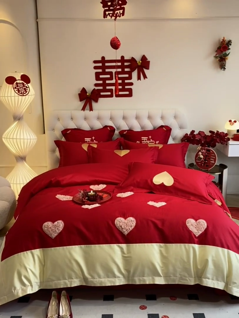 91家纺网 家纺一手货源 找家纺 玉雅家纺 2025新款60支长绒棉时尚拼色浮雕刺绣婚庆四件套 恩爱-红