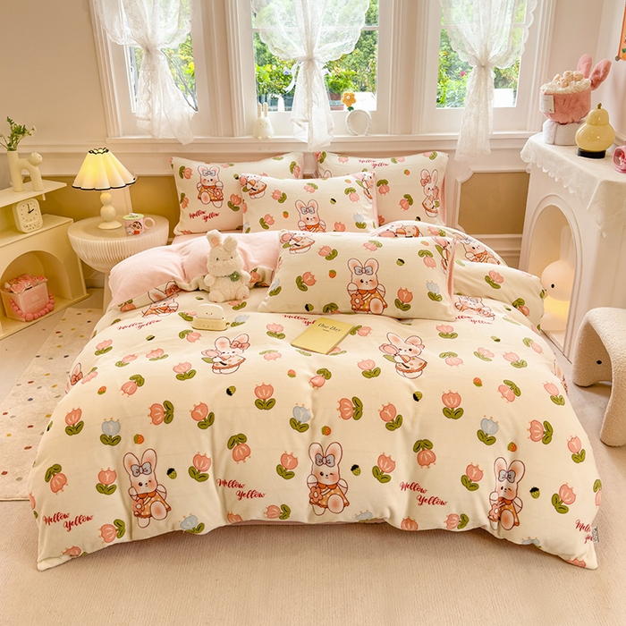 91家纺网 家纺一手货源 找家纺 摩妮卡 2025新款小清新牛奶绒印花四件套床单款床笠单被套-场景1 早安兔