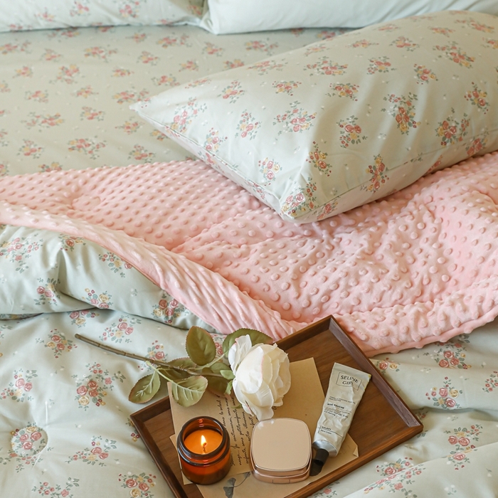 91家纺网 家纺一手货源 找家纺 星期八 2024新款复古碎花全棉豆豆被 风铃草