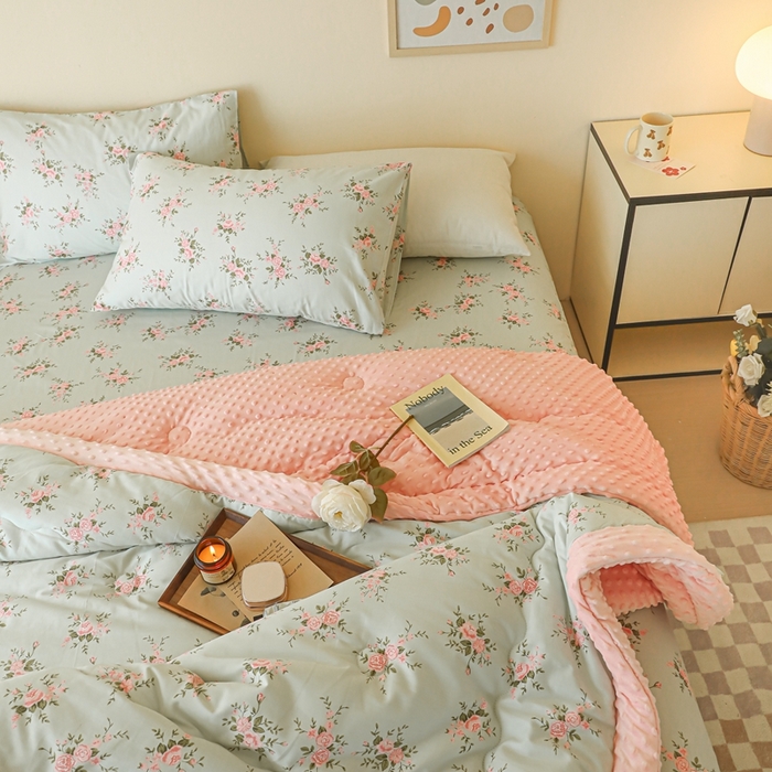 91家纺网 家纺一手货源 找家纺 星期八 2024新款复古碎花全棉豆豆被 风信子