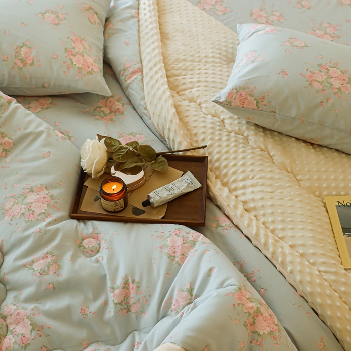 91家纺网 家纺一手货源 找家纺 星期八 2024新款复古碎花全棉豆豆被 风铃