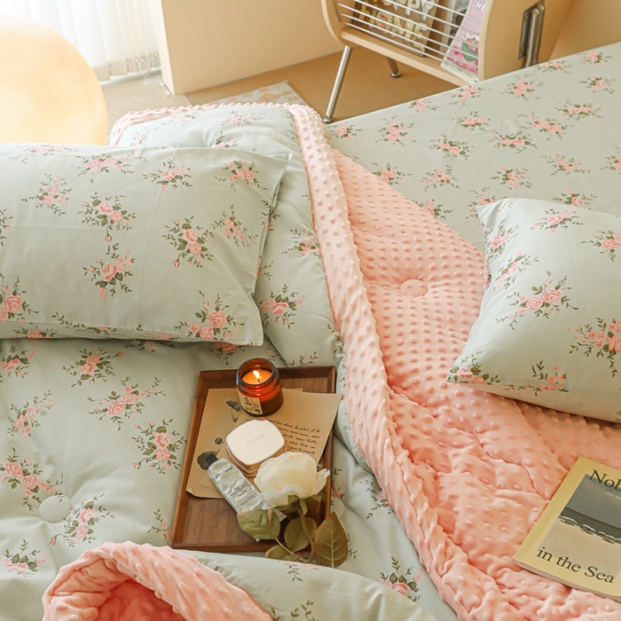 91家纺网 家纺一手货源 找家纺 星期八 2024新款复古碎花全棉豆豆被 风信子