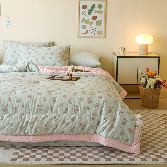 91家纺网 家纺一手货源 找家纺 星期八 2024新款复古碎花全棉豆豆被 风铃草